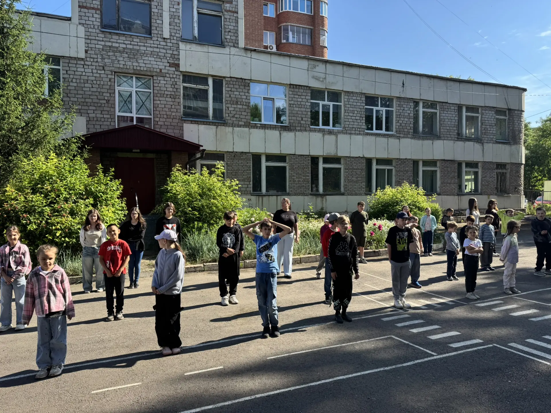 Сегодня погода решила нас порадовать ☀️, поэтому утро началось не в душном спортзале, а на свежем во