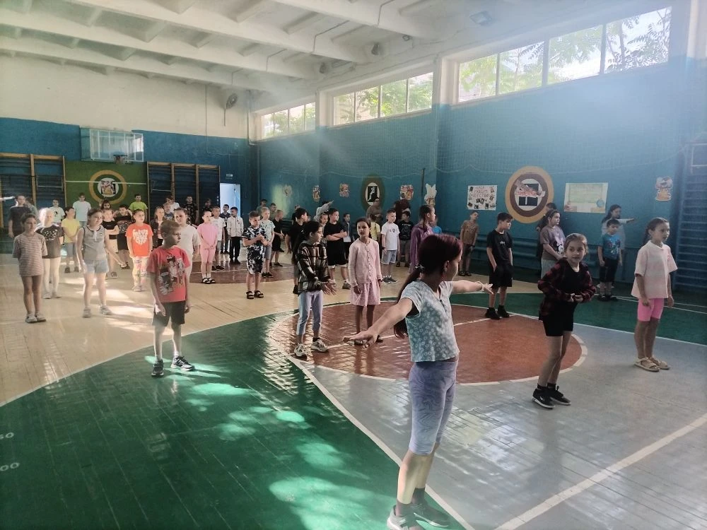 Утро в нашем летнем лагере "Гвардеец" начинается с веселой зарядки. С веселыми и спорти...