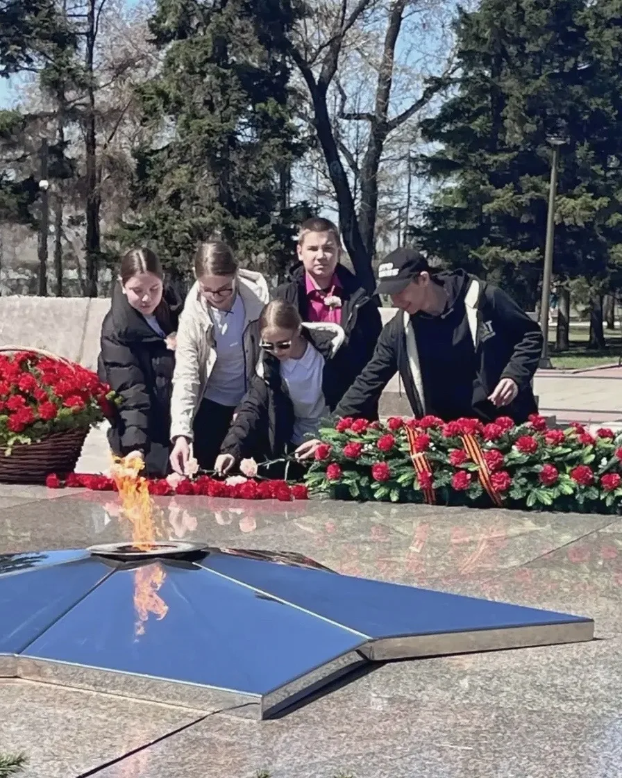 Возложение цветов к мемориалу «Вечный огонь"