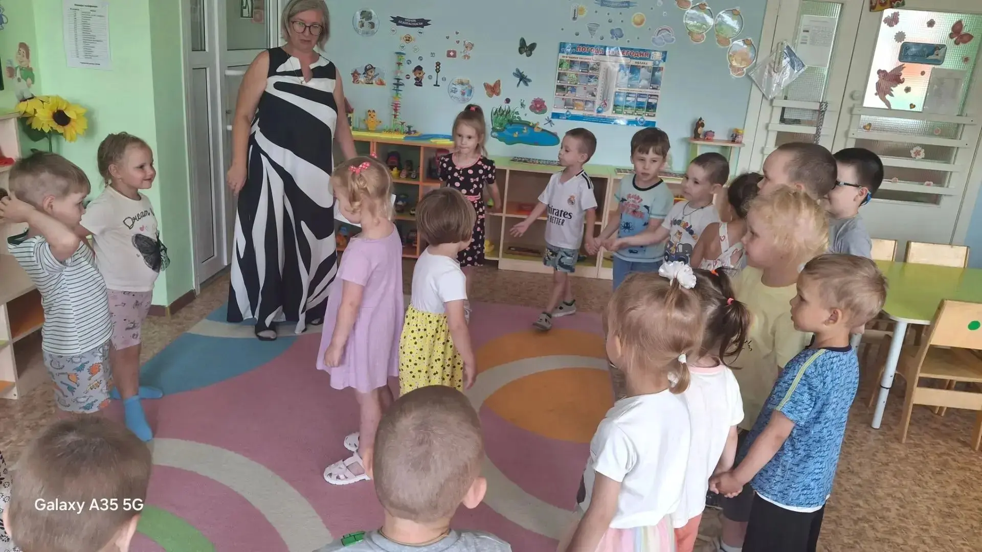 Сегодня в группе "Акварельки" прошёл праздник День воды. 💧💧💧В этот день мы должны друг другу напо