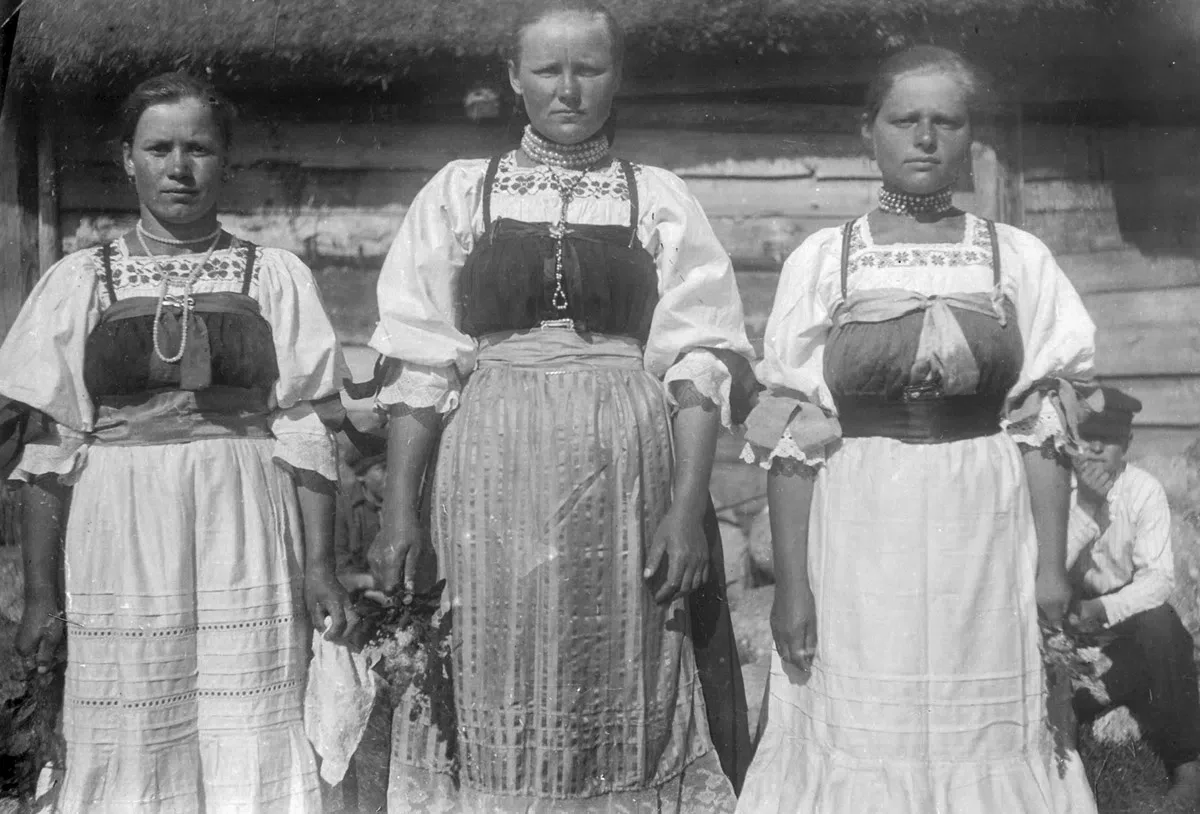 Продолжаю делиться с вами историческими находками. Нашла девиц-красавиц из Ленинградской области нач