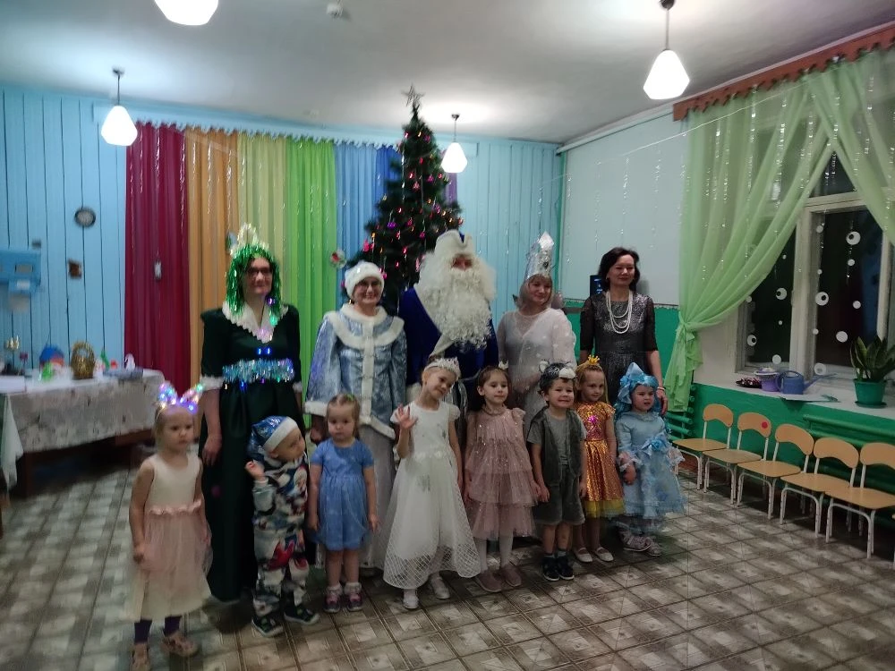 Вот и наступили волшебные дни. Сегодня к нам приходил Дед Мороз. Дети его очень ждали. ...