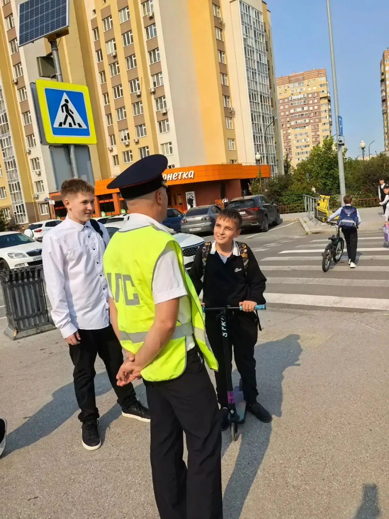 Сотрудники ГИБДД провели для учащихся нашей школы профилактическую беседу, посвящённую ...