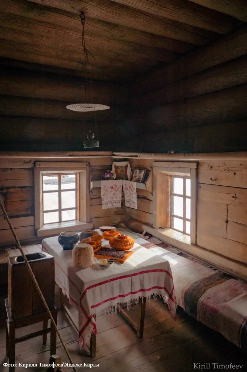 Изба бабы Кати 🏡  В окрестностях села Коптелово сохранилась настоящая изба XVII века. В отличие от м