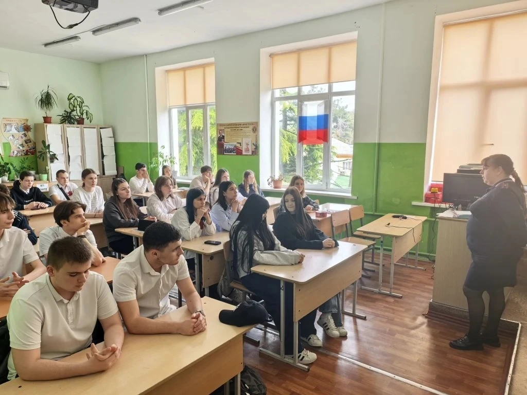 📢 В нашей школе — важные и интересные дни!  👮‍♀️ Уже несколько дней к нам приходит инспектор по дела