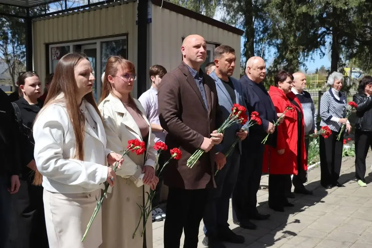 В Керчи увековечили память Героя СВО Артёма Завгороднего  В Керчи торжественно открыли мемориальную 