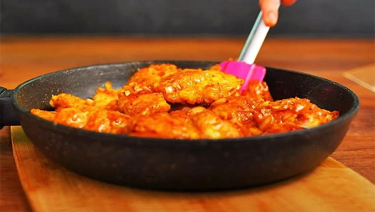 МЯСО В КЛЯРЕ И СОЕВОМ СОУСЕ
На гарнир к такому мясу идеально подходит рис.
Ингредиенты:
Мясо – 600-7