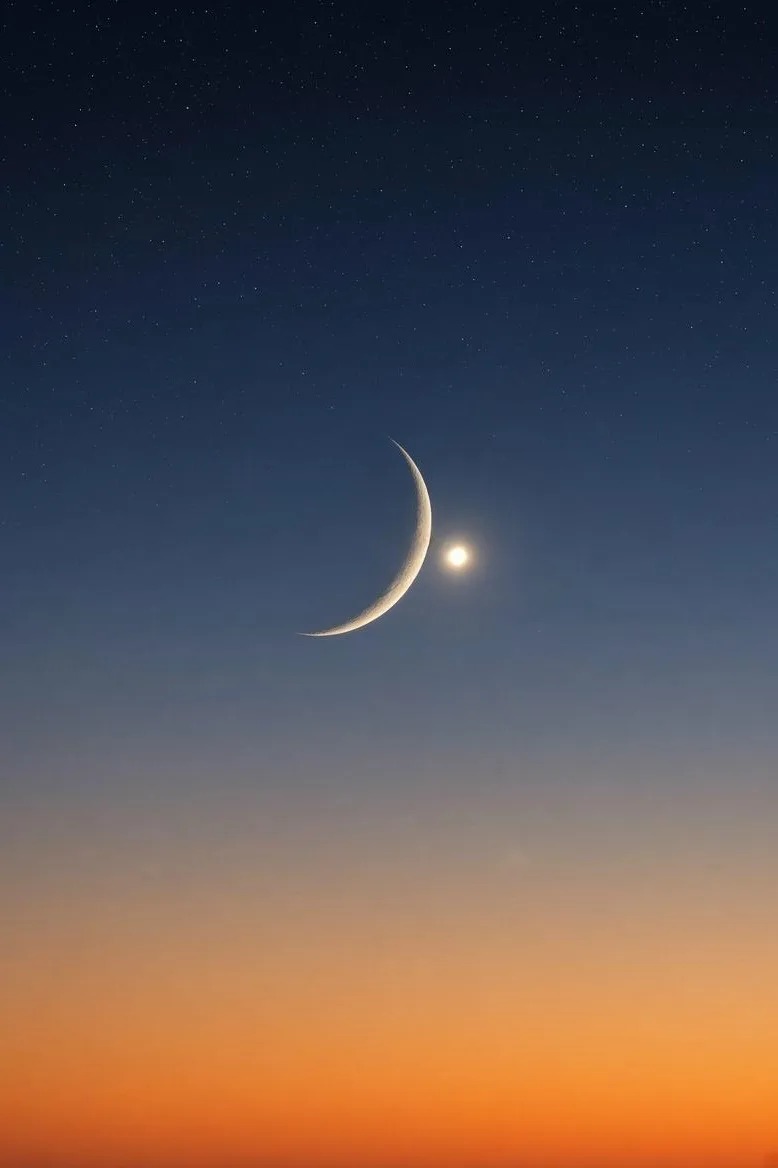 🌙 Сегодня над Пермью и Прикамьем можно будет наблюдать необычное сближение молодой Лун...
