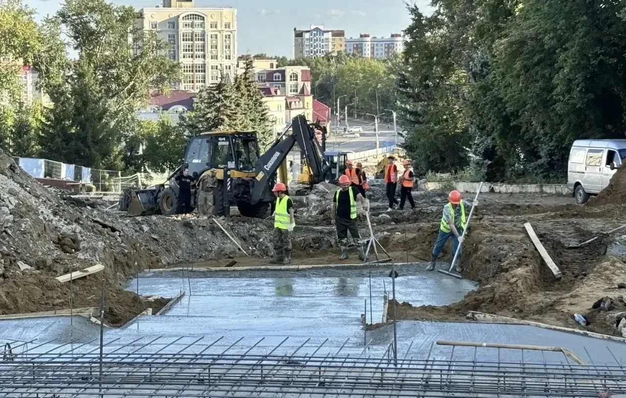 ⛲ В Саранске продолжается благоустройство Фонтанного спуска

Специалисты подрядной организации прово