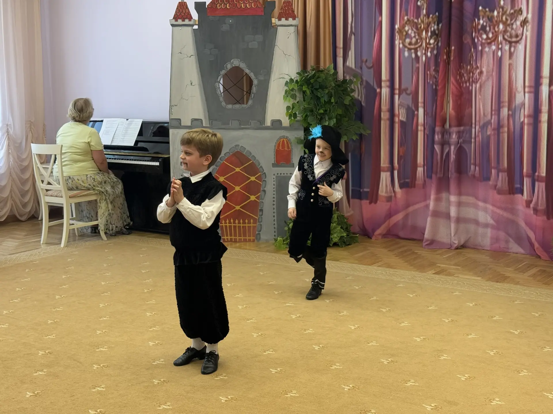 Кот в сапогах 🎭  Досталось трём братьям от отца наследство. Старший получил мельницу, средний – осла