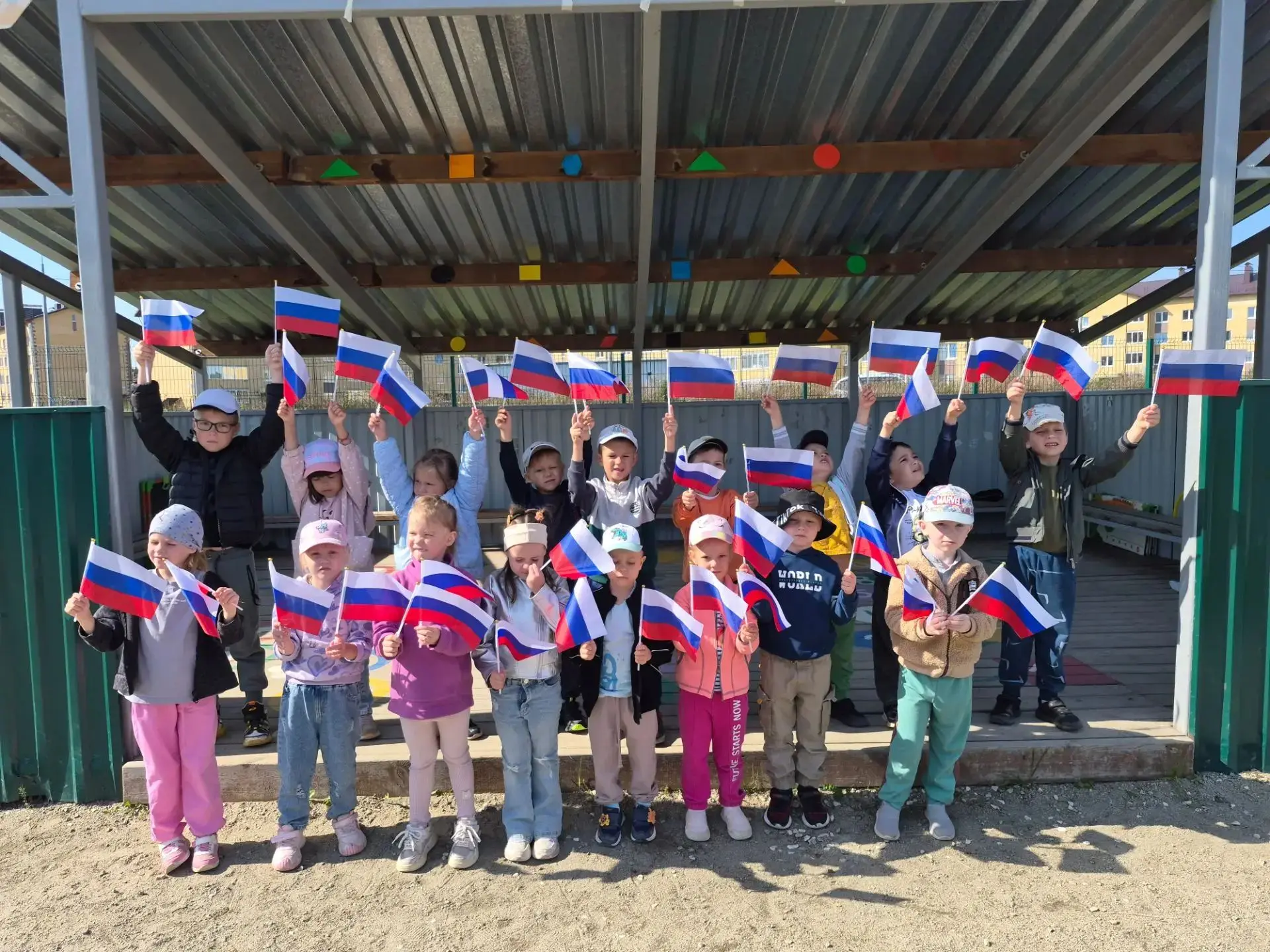 🇷🇺 День Государственного флага Российской Федерации в группе «Пчёлки»!