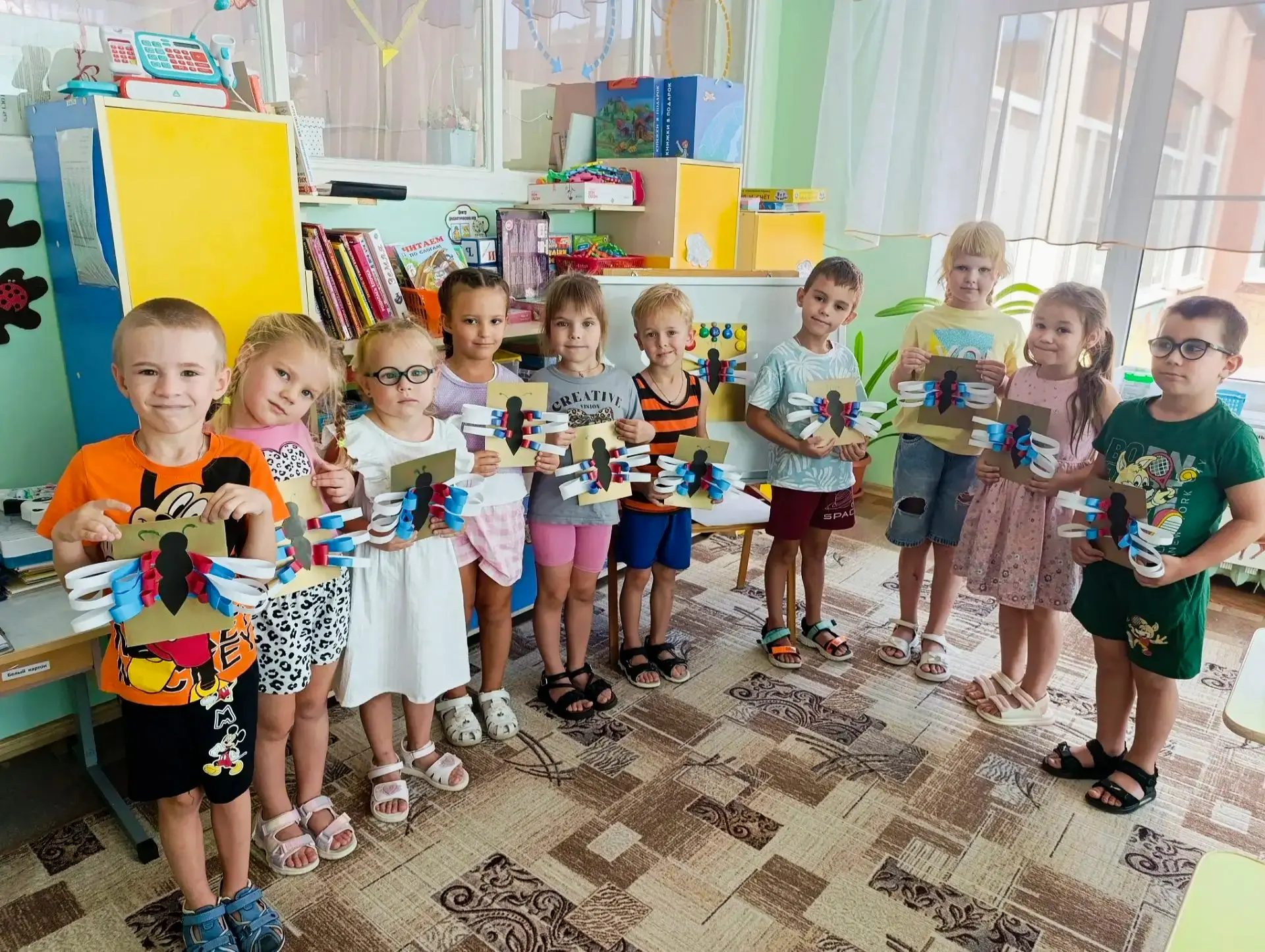 📣Воспитанники группы №5 ко Дню Российского флага сделали поделку «Российская бабочка»