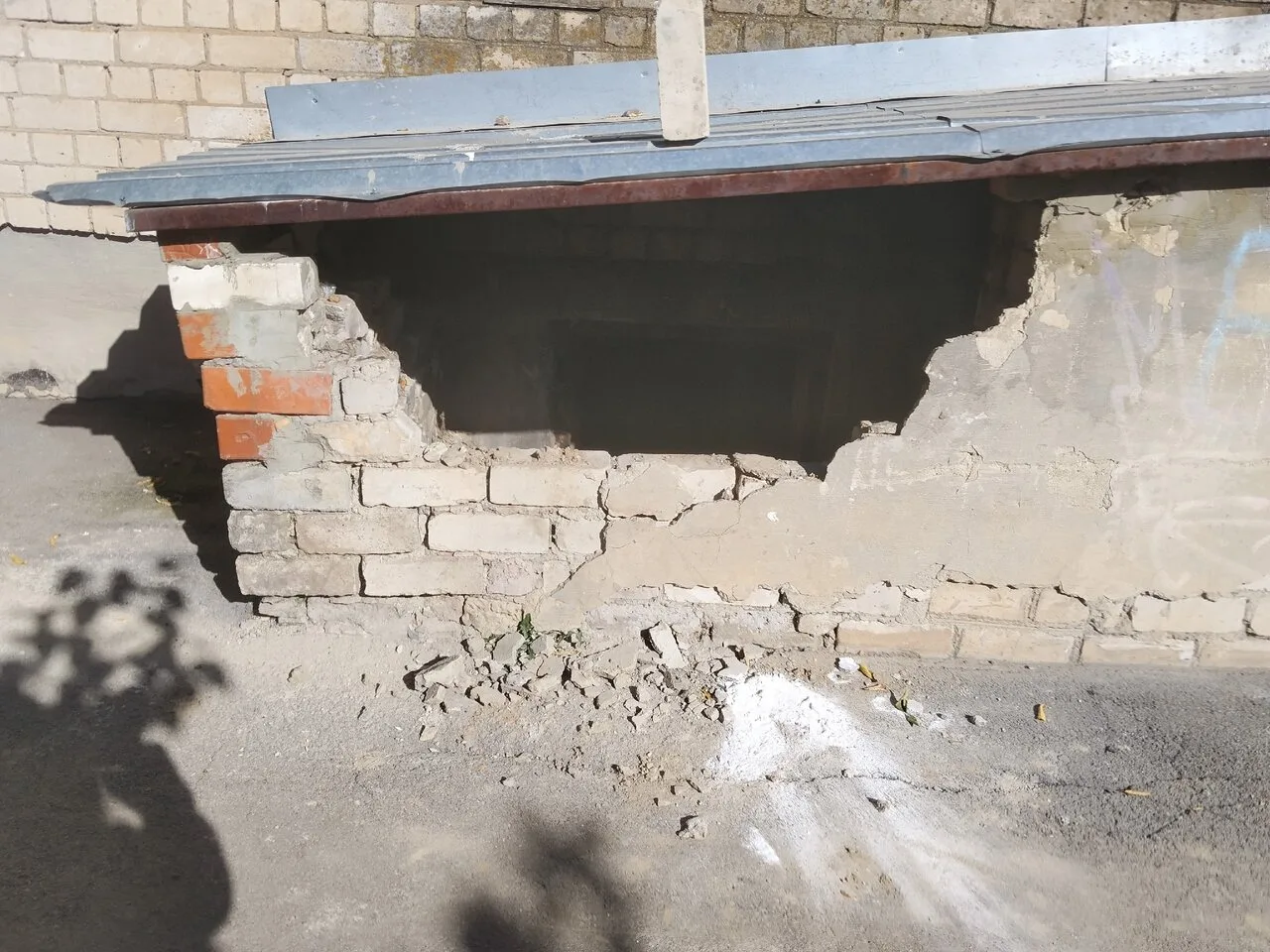 Пока все мерзнут в ожидании отопления пр. Победы 27 уже неделю отапливает улицу. А упра...
