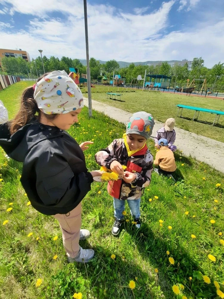 Ребята старшей группы в детском саду на прогулке решили необычным способом отметить нач...