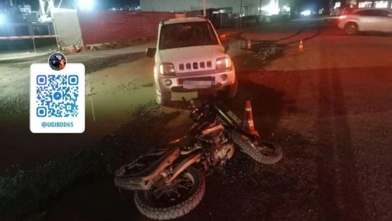 В Малокурильском столкнулись Suzuki Jimny и мотоцикл: пострадал подросток