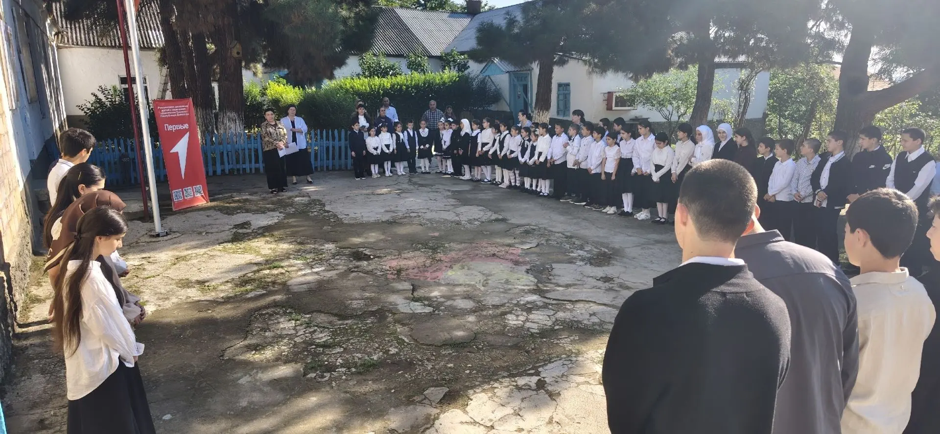 Сегодня в нашей школе почтили память жертв трагедии в Беслане минутой молчания.