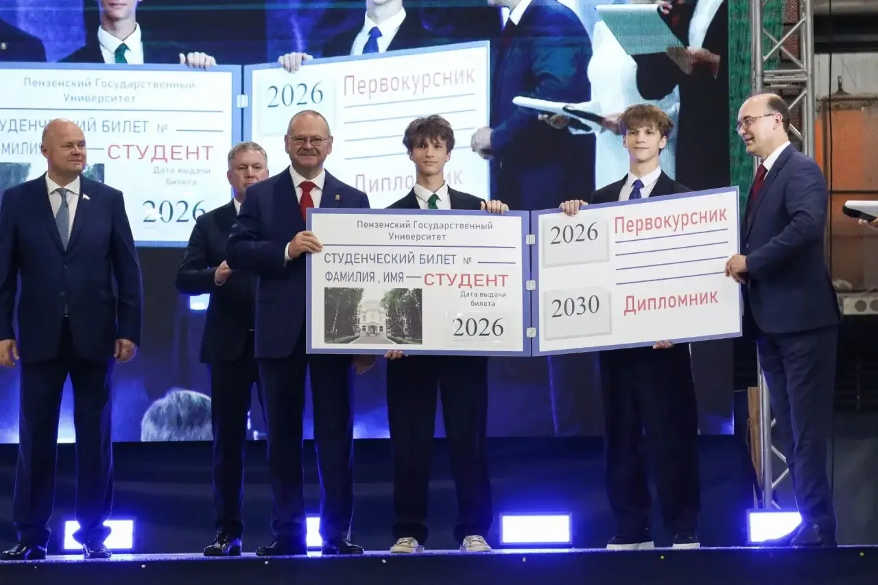 По сложившейся в Пензенском госуниверситете традиции передал первокурсникам символическ...