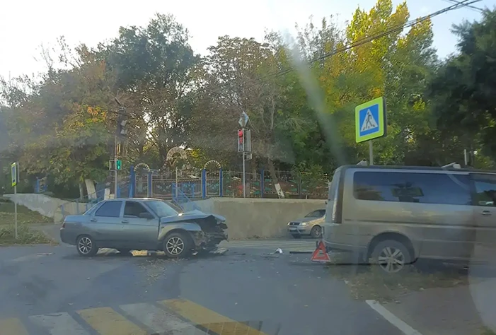 ⚠️ В Вольске минивэн после ДТП вылетел на тротуар около детсада