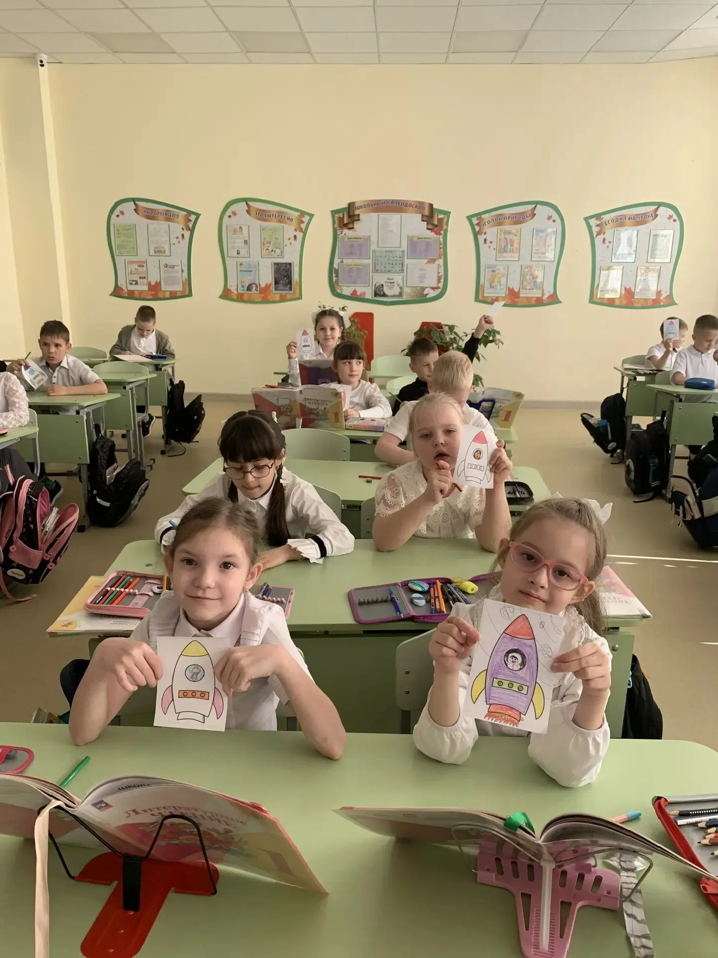 🚀 Сегодня в 1 «А» классе прошёл очень важный разговор — о космосе!  Ребята совершили маленькое, но у