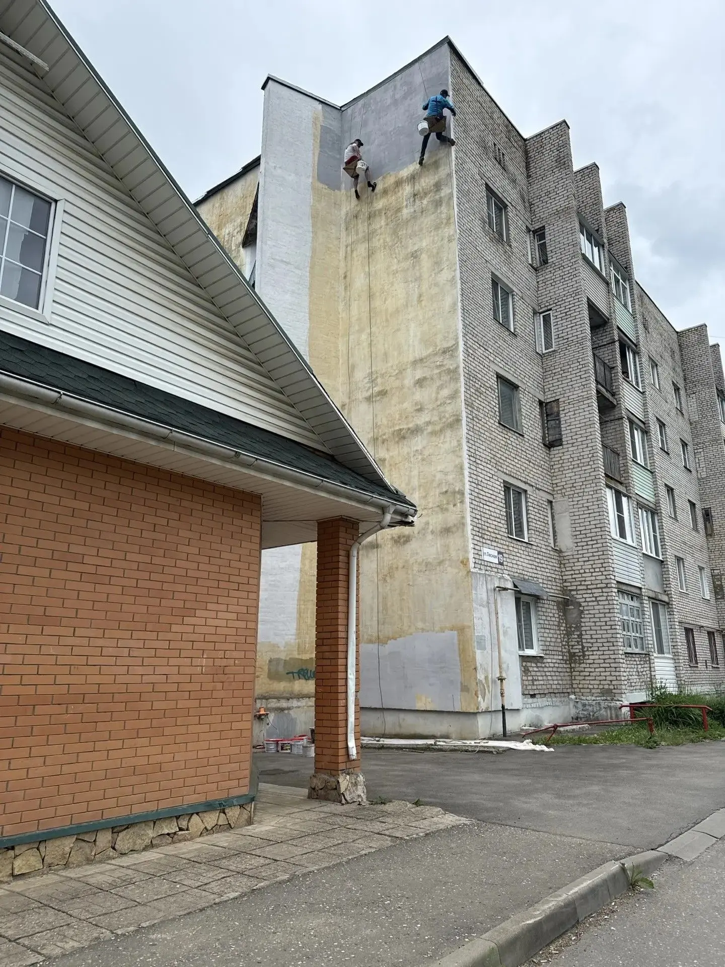 🏢Продолжаем сезонные работы, тем более и погода сегодня комфортная, не жарко. Строители-верхолазы к