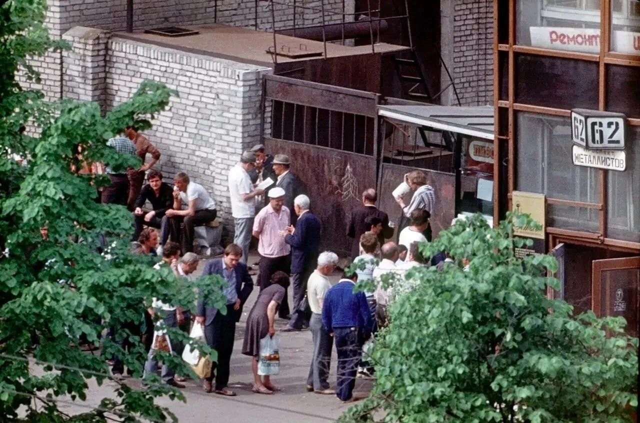 В ожидании пива.  Ленинград из 1987 года.