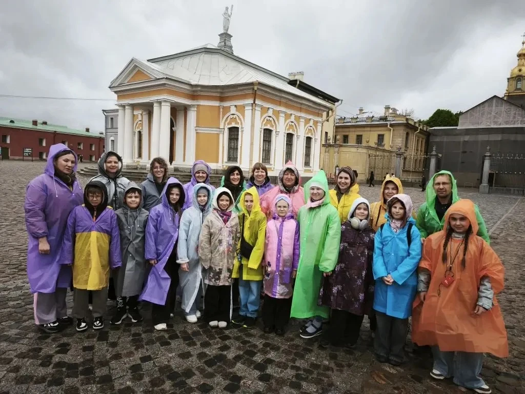 🌳 Лето — время путешествий ☀️

Родители и дети 4 А класса решили побывать в Петербурге.
Каникулы на