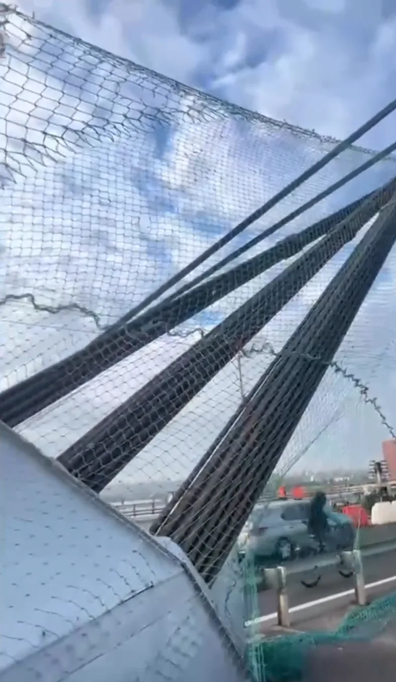 Киевские паблики публикуют кадры, снятые на Северном мосту.