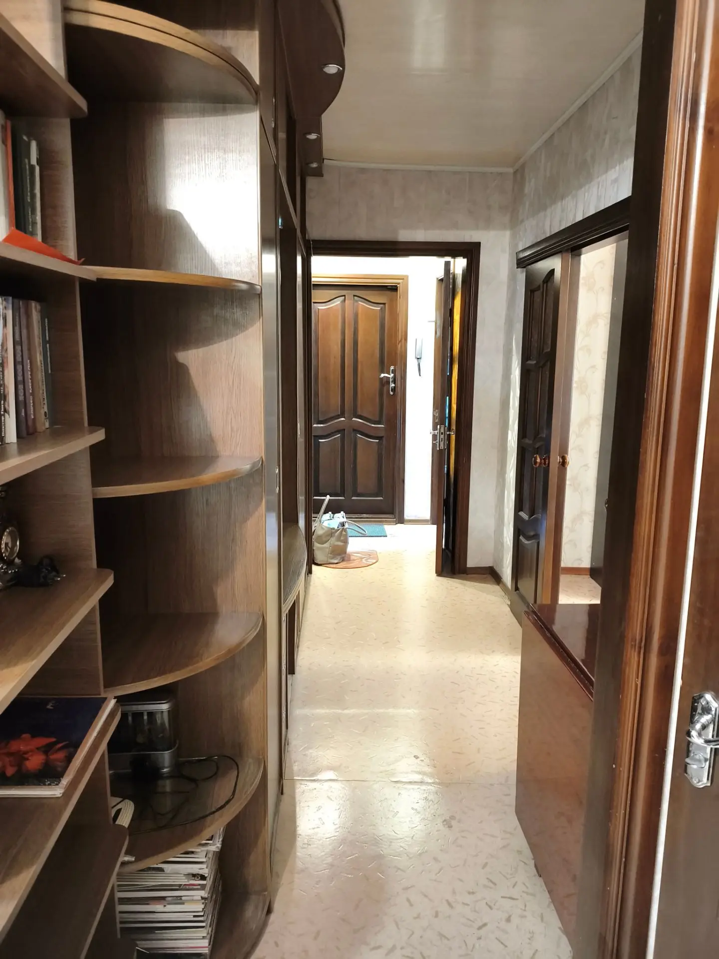Продам 3х комнатную квартиру на 4 этаже 9ти эт. дома по адресу г.Луганск,ул.Расковой д....