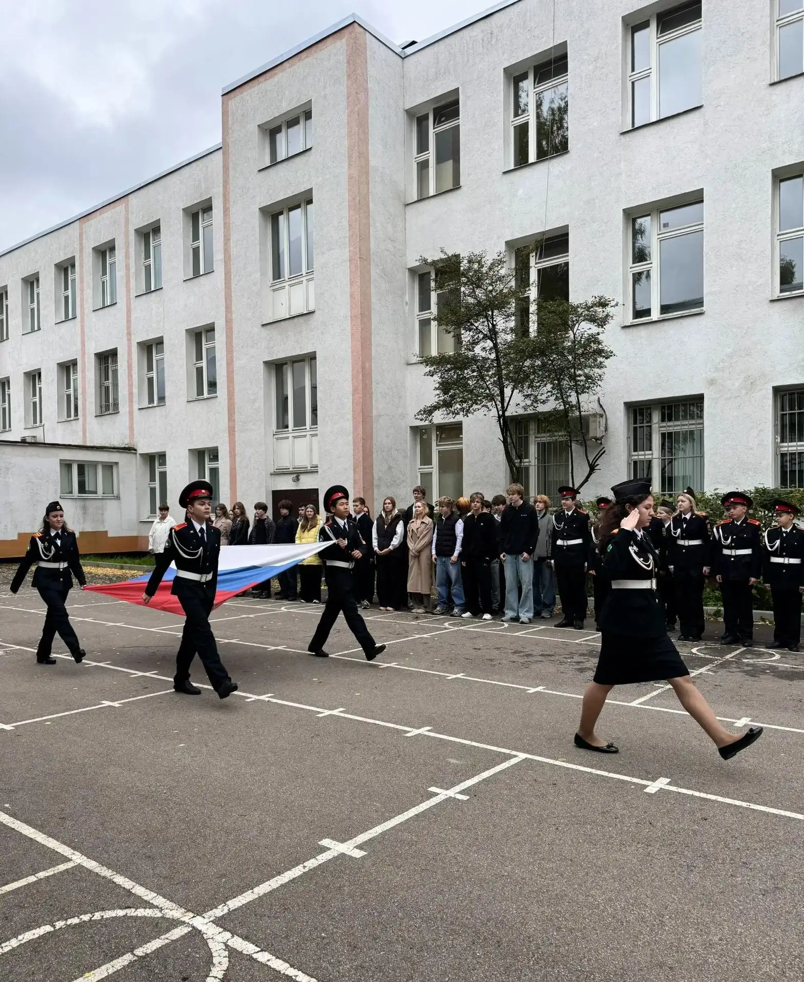 🇷🇺 Утро понедельника началось с традиционной церемонии поднятия Государственного флаг...