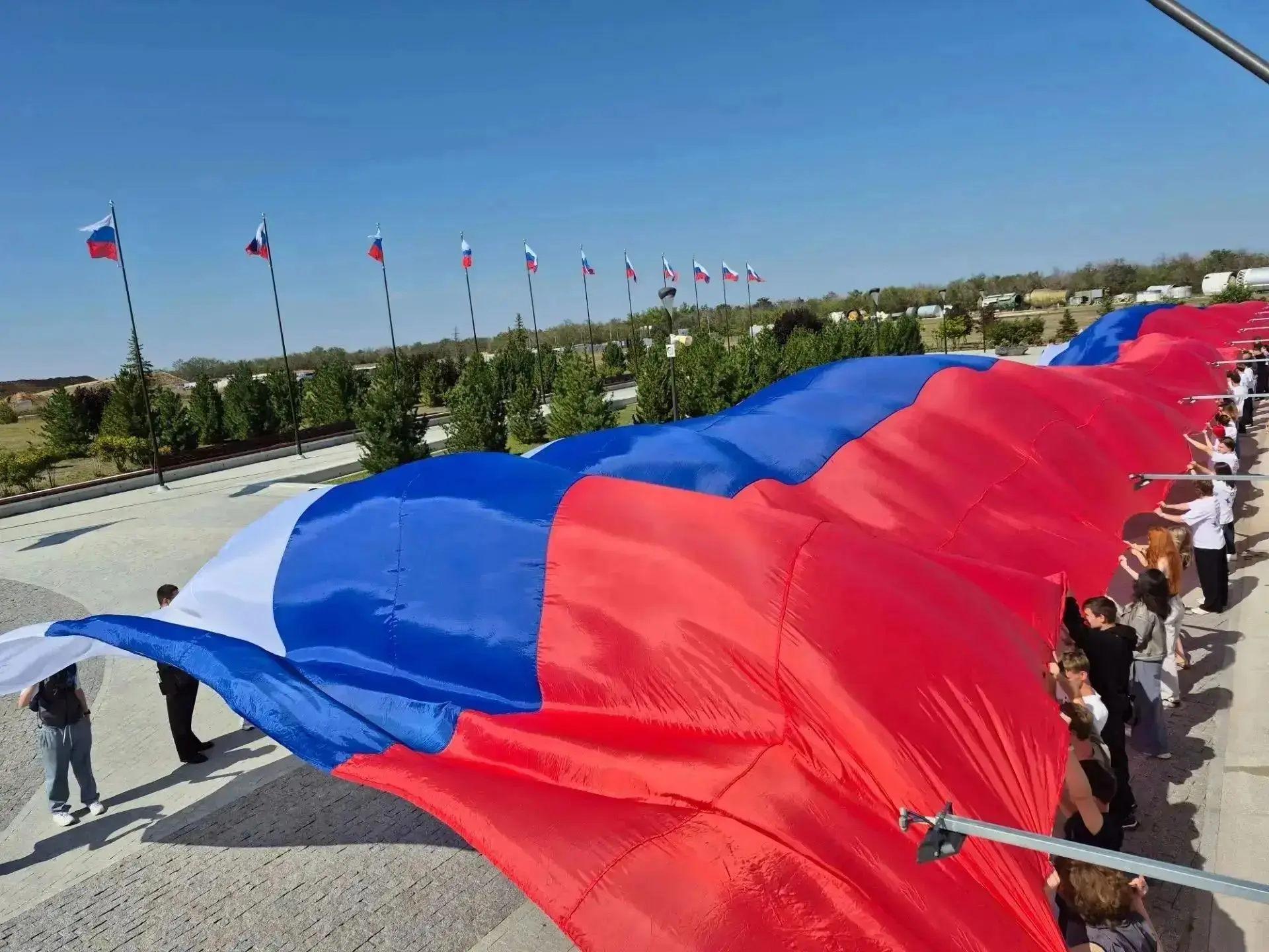 В Парке покорителей космоса развернули 100-метровый триколор