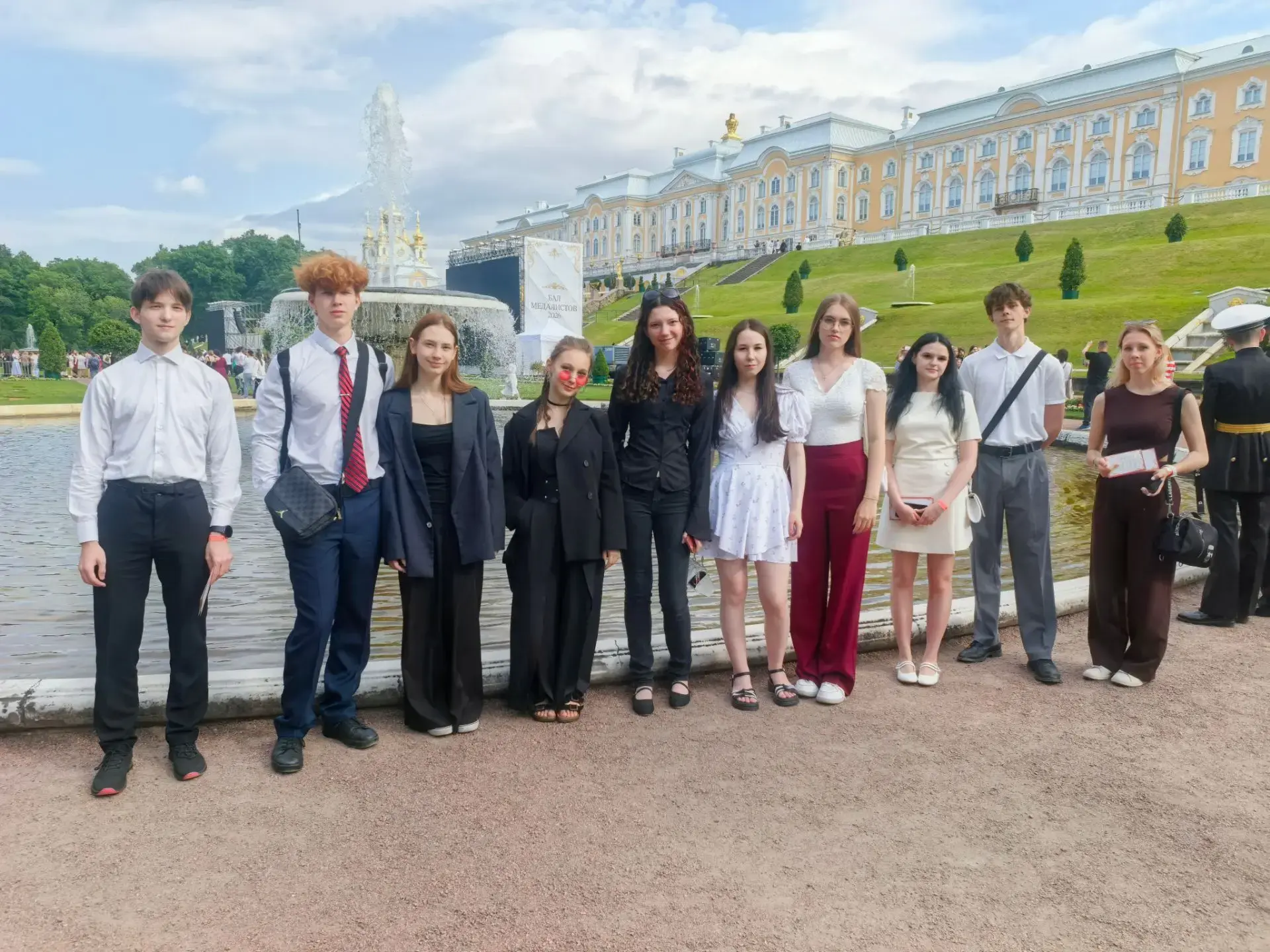 НОВОСТЬ
Сегодня в Петергофе проходит традиционный Бал медалистов.
Наши выпускники продолжают праздни