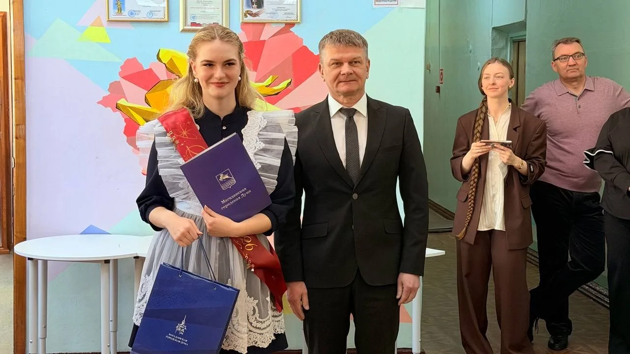 В МАОУ «Гимназия № 13 имени Героя РФ И. Кабанова» состоялась торжественная линейка для одиннадцатикл