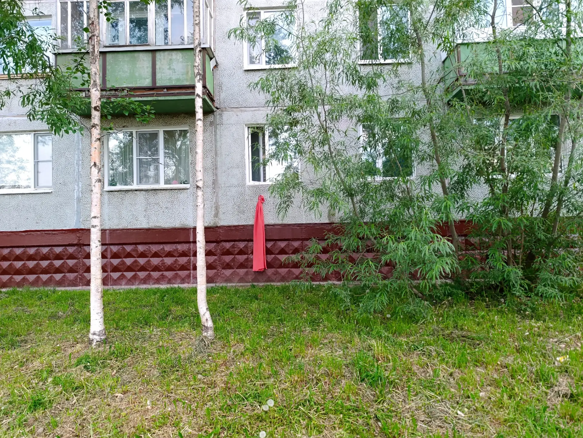 Интересно, это кто-то сбежал из дома или для кого-то знак, что его там ждут?