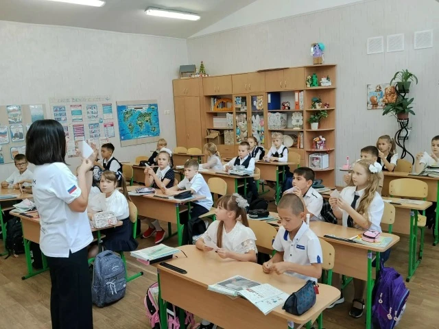 🇷🇺Белые журавлики как символ надежды: мастер-класс советника директора Трощий Н.В. в ...