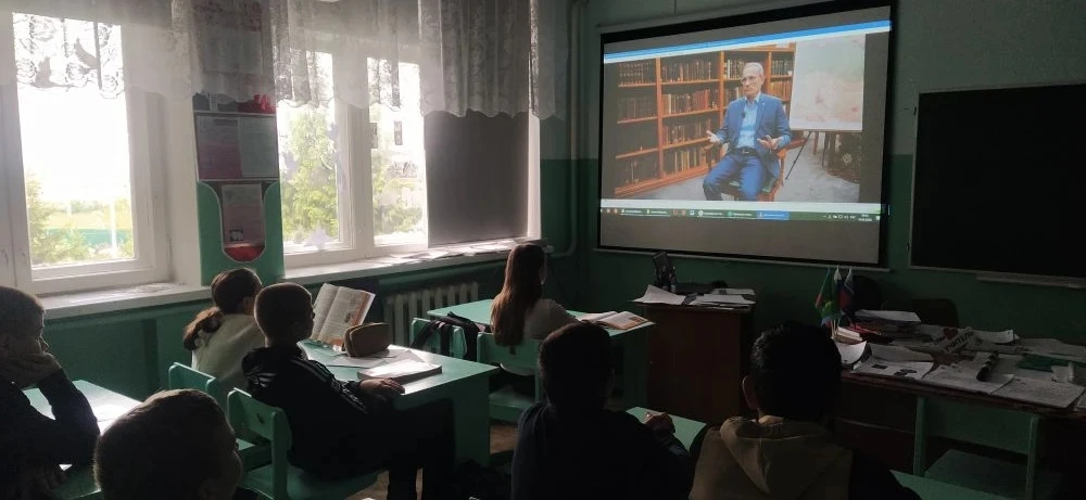 Пятнадцатого мая в нашей школе состоялся просмотр фильма «Командовать парадом будет он:...
