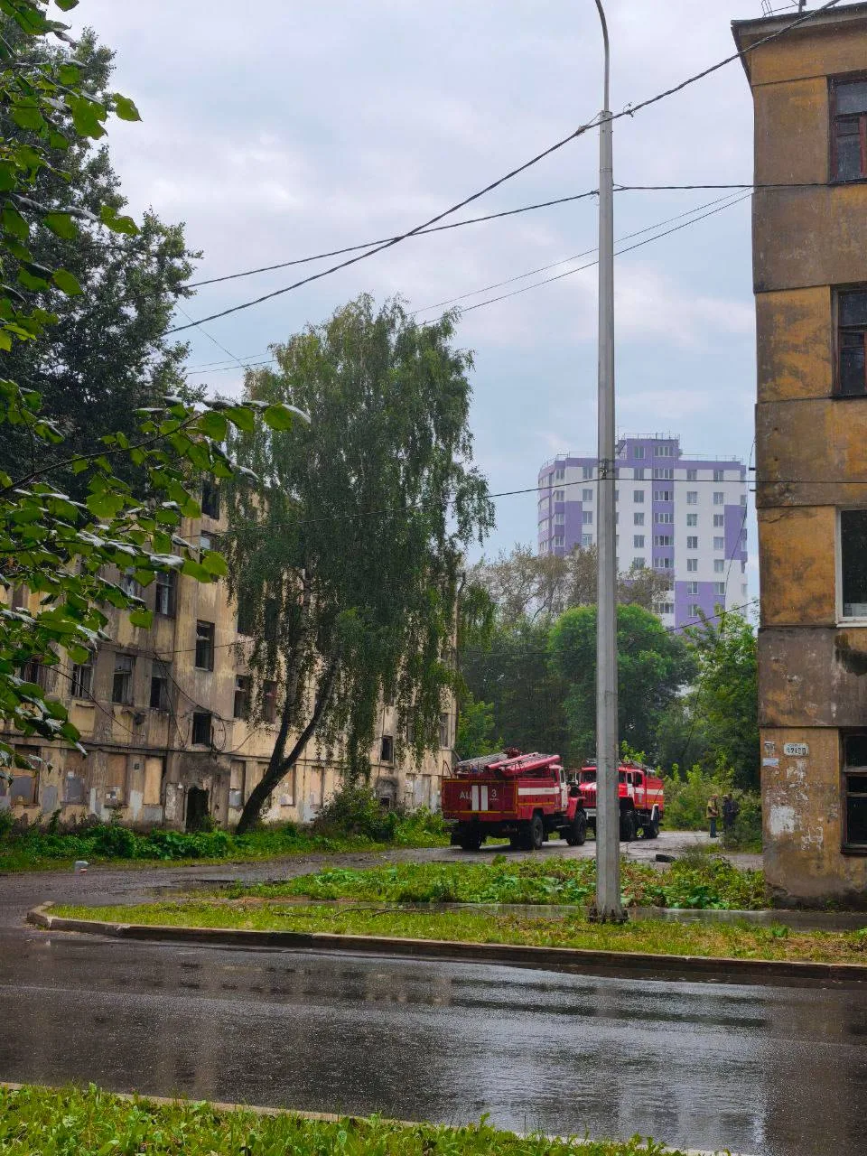 На Индустриализации, у дома, где вчера произошел пожар, сегодня снова заметили технику.

Со слов мес