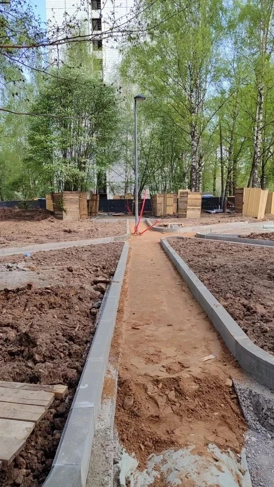 Ремонт детской площадки на Новгородской улице.
Фонарный столб вырос посреди дорожки)
Опубликовали в 