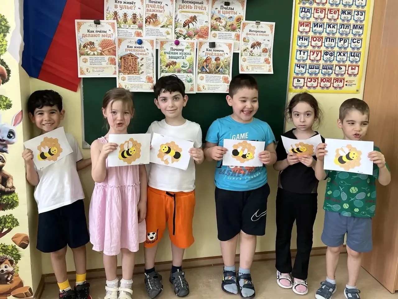 Жу-жу-жу! Празднуем Всемирный день пчёл в «Улыбке»!🐝🌼✨  Сегодня, 20 мая, наши воспитанники погрузили