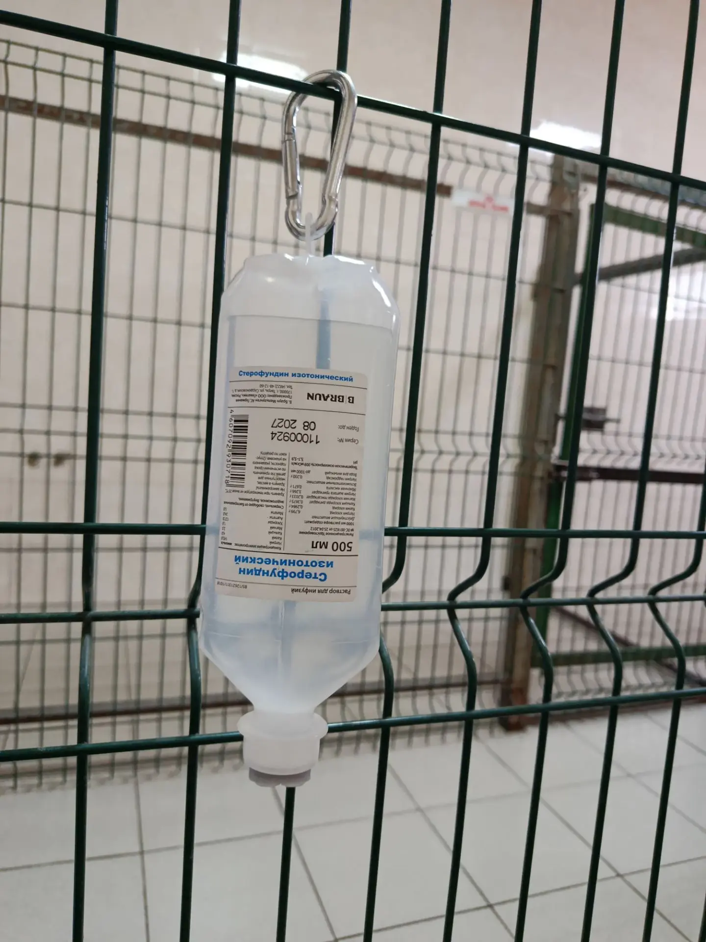 Когда забыла дома штатив для капельниц. Стеклянные бутылки прицепляем пластиковыми хому...