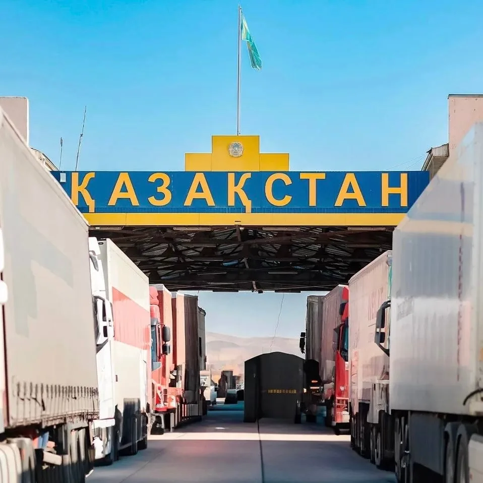❗Казахстан ограничил въезд автомобилей из России, опасаясь что россияне скупят весь бензин