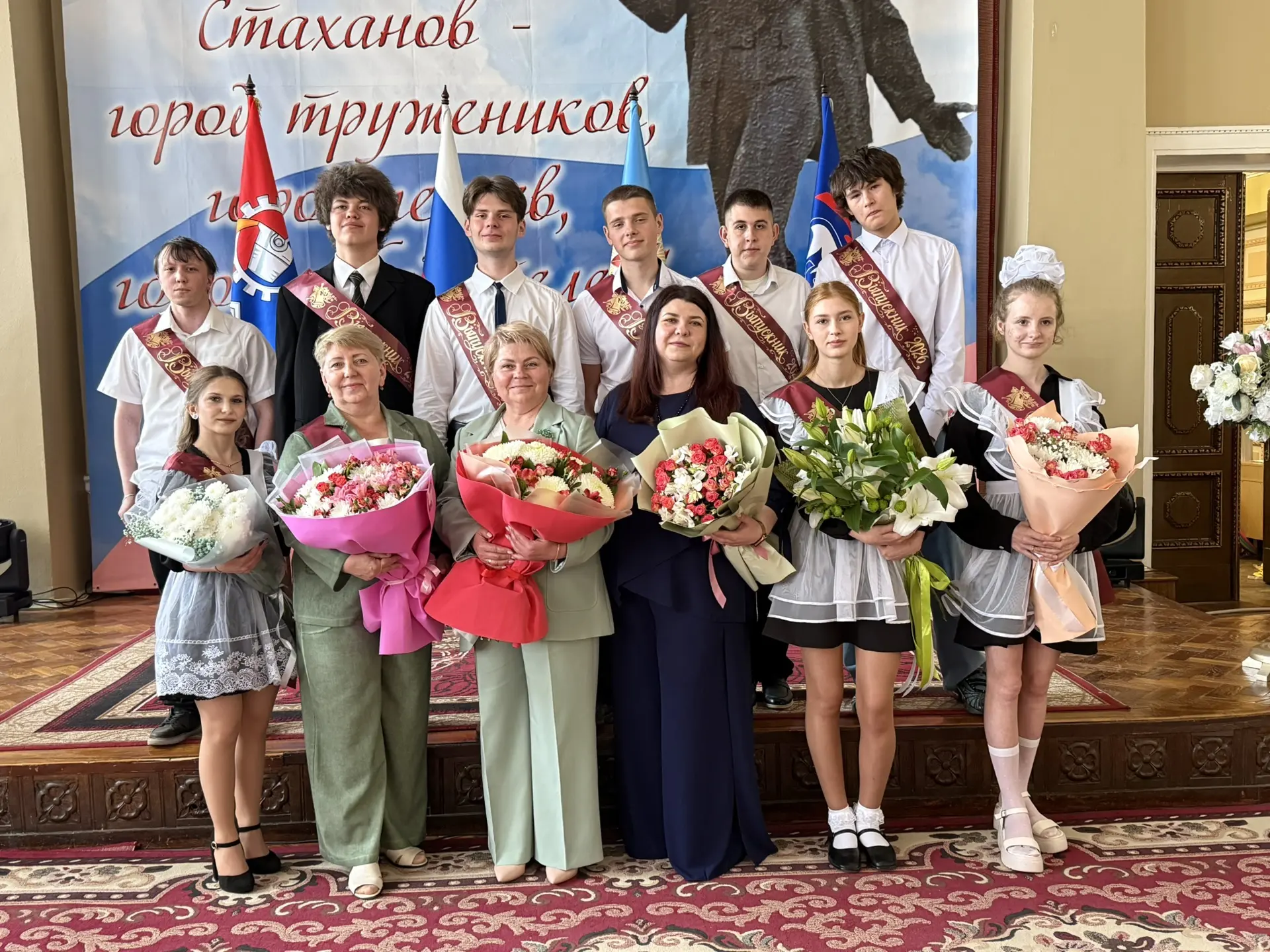От лица школы и всей нашей души — вам, наш 90-й выпуск. 🎓