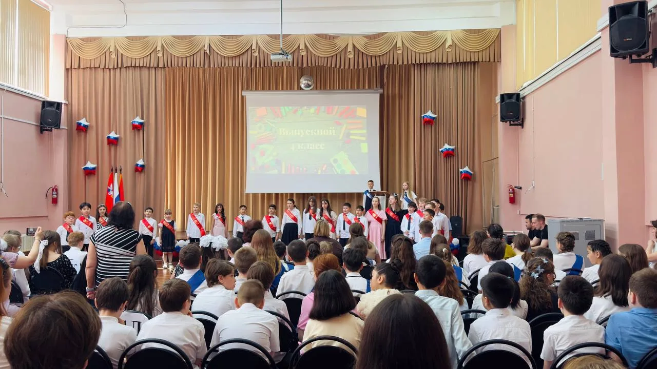 🏫 В МБОУ СОШ №4 (корпус 2) прощались с начальной школой. Наши 4 «Г», 4 «Д», 4 «Е» и 4 «Ж» классы офи