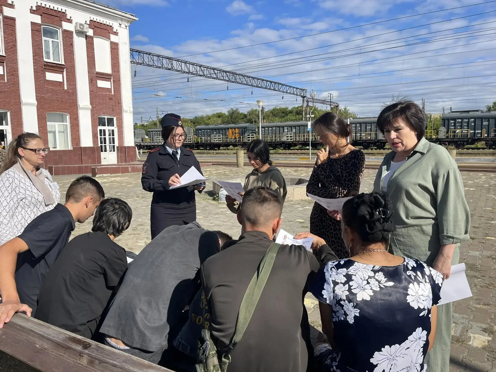 Специалисты отделения профилактики безнадзорности несовершеннолетних Аткарского КЦСОН с...