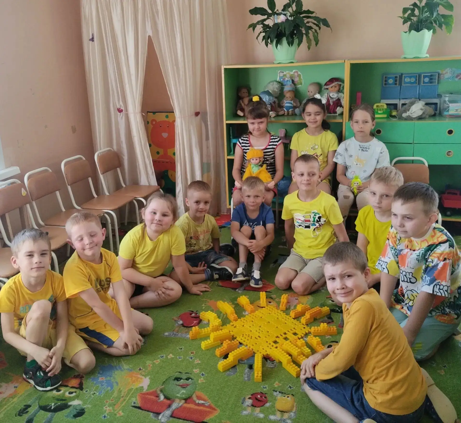 🎉День солнца!
 В детском саду началась праздничная цветная неделя.
Сегодня прошел День солнца. 
Дет