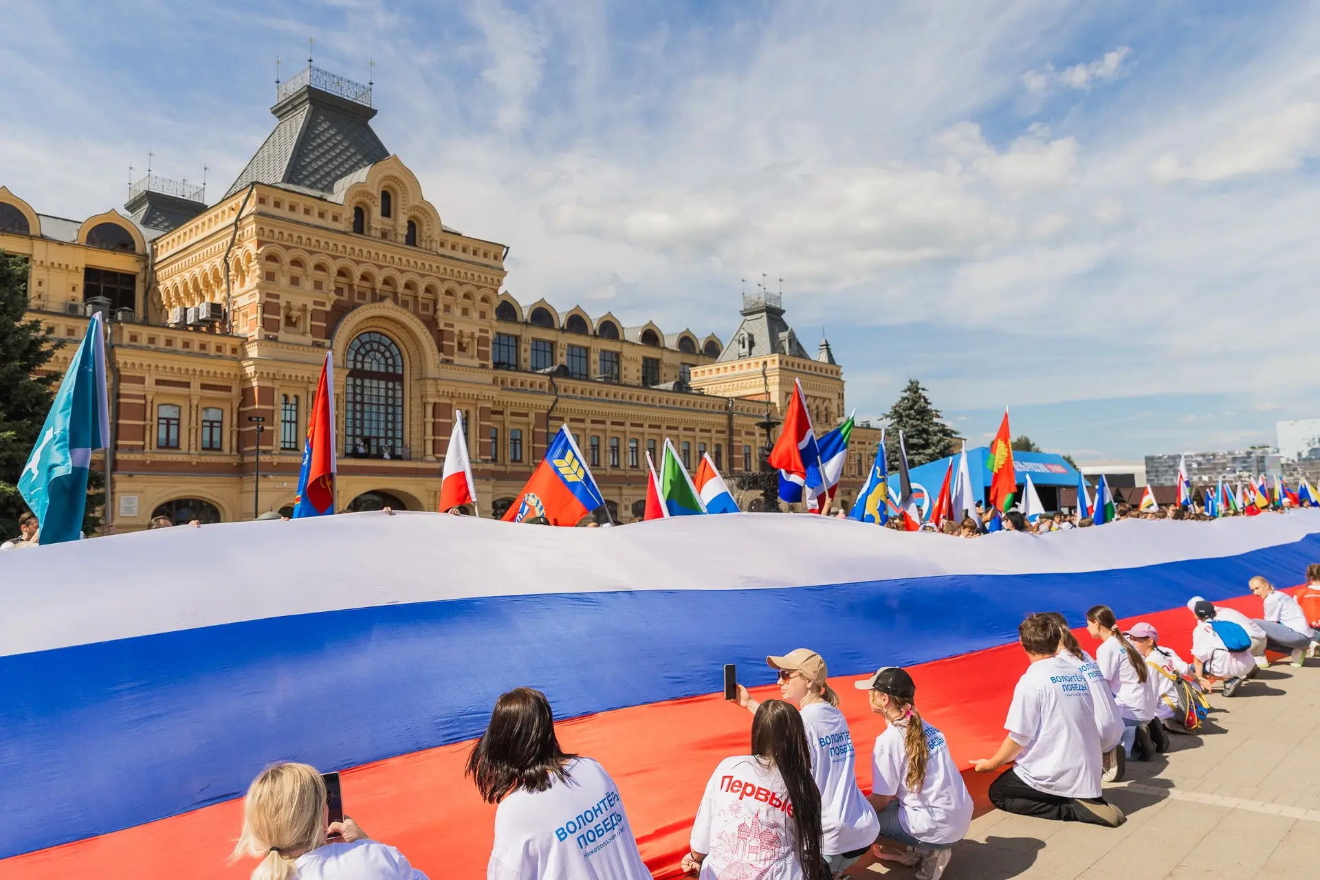 🇷🇺 2000 НИЖЕГОРОДЦЕВ РАСТЯНУЛИ 100-МЕТРОВЫЙ ТРИКОЛОР И ВСТАЛИ В ХОРОВОД ЕДИНСТВА