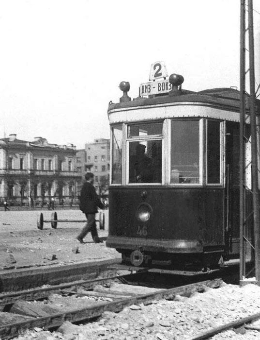 Площадь 1905 года. На переднем плане трамвай №2 (ВИЗ-вокзал).