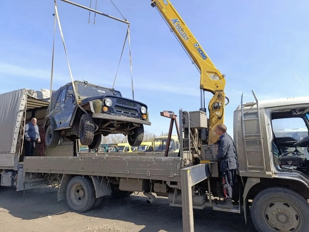 Сегодня с волонтёрами отправили очередную фуру гуманитарной помощи нашим парням.