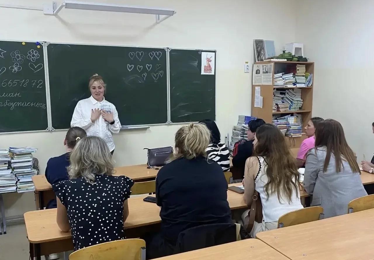🤝 Работаем на перспективу: родительские собрания в школах района!  Команда Кореновского политехничес