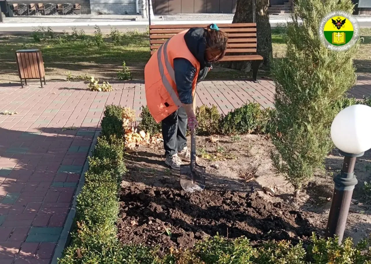 🌸 Клумбы Мелитополя подготовили под посадку растений