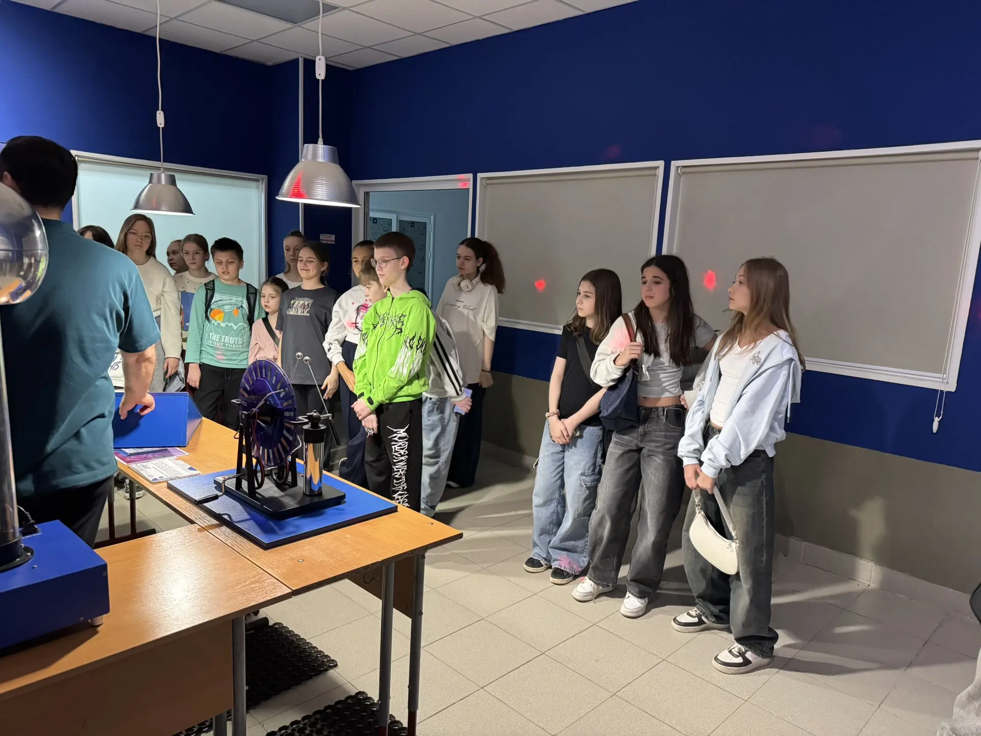 3 апреля 5а класс посетил  Академию Теслы 🎯  💡 погрузившись  в увлекательное путешествие, полное инт